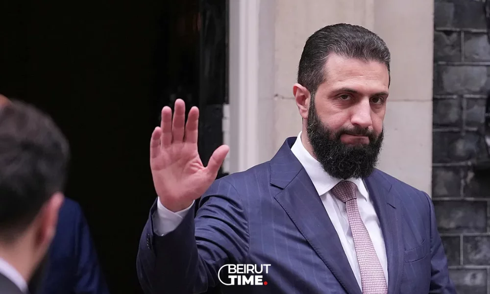 الشرع يستعمل البطاقة للدفع