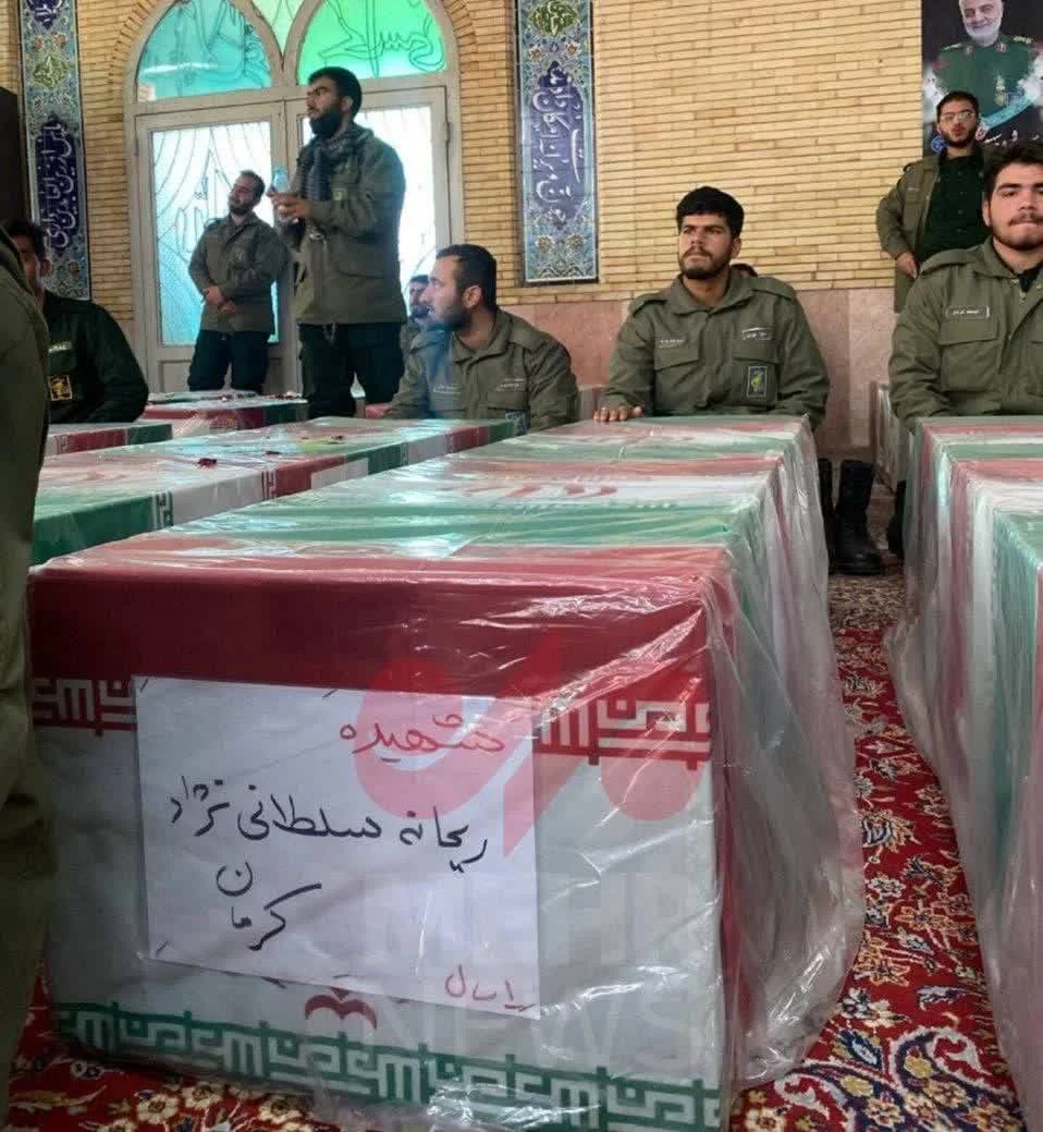 صورة من تشييع عدد من ضحايا التفجيرات التي طالت محافظة كرمان الإيرانية في ذكرى اغتيال قاسم سليماني - إيران 3 كانون الثاني 2024