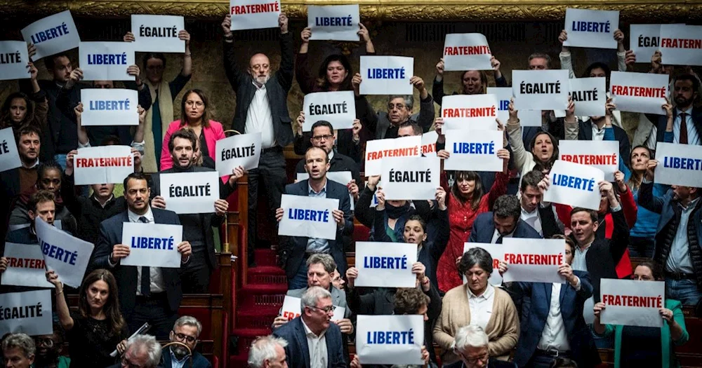 قانون الهجرة الفرنسي الجديد أكثر تشدداً .. الترحيل وسحب الجنسية خيار وارد