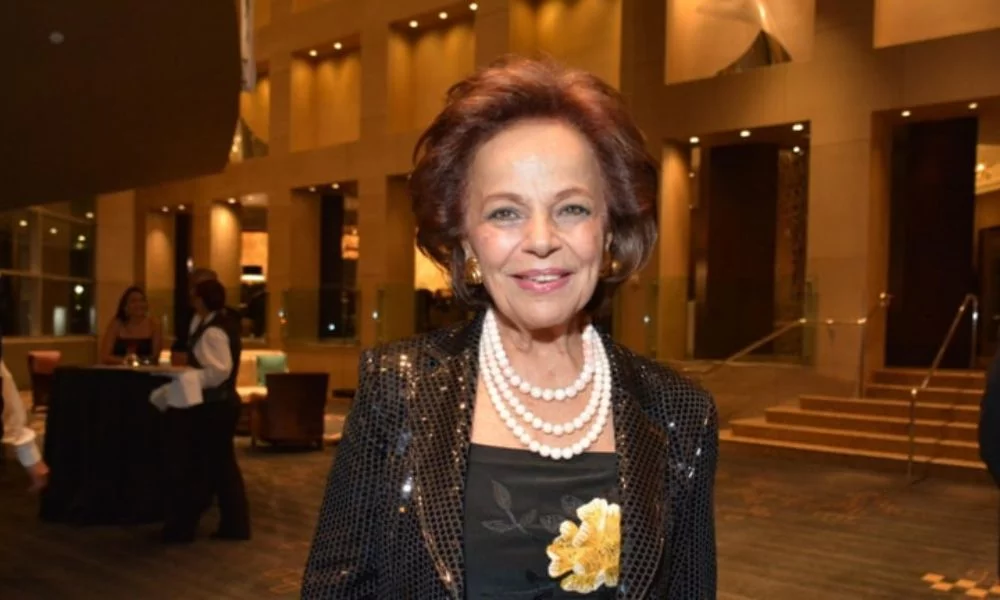 السيدة الأولى السابقة تردّ بالحضور لا بالغياب: نائلة معوّض على قيد الحياة!