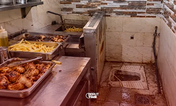 فضيحة غذائية جديدة في لبنان... تحضير الطعام قرب مرحاض ومياه الصرف الصحي!