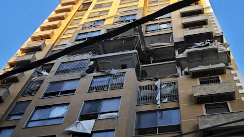 بالفيديو: بين الغبار والدخان.. أصوات من مبنى استهدفته الصواريخ