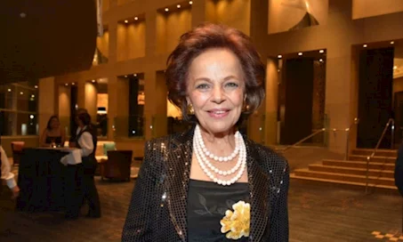 السيدة الأولى السابقة تردّ بالحضور لا بالغياب: نائلة معوّض على قيد الحياة!