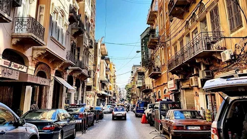 بالفيديو- الجميزة تحت وطأة التعديات على الأرصفة