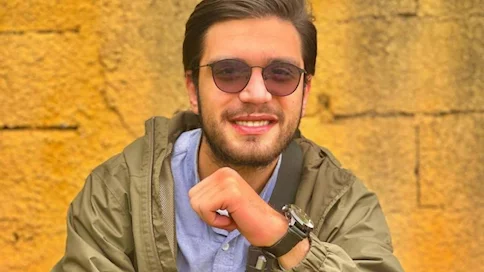 صديق المسؤولين في الحزب عميل لإسرائيل: "شو وقفت عليّ"!